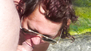 Freundin lutscht am Strand