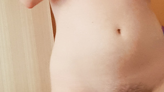 Nackt in der Wohnung