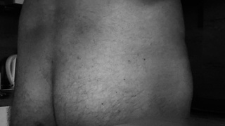 Morgens in der Küche nackt Kaffee machen