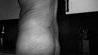 Morgens in der Küche nackt Kaffee machen