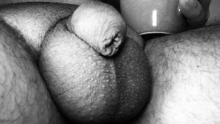 Morgens in der Küche nackt Kaffee machen