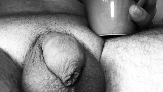 Morgens in der Küche nackt Kaffee machen