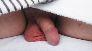 Ohne Höschen nach dem Schwimmen relaxen.