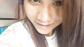 Sexy Asiatin aber etwas schüchtern