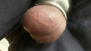 Cockring an den Hoden