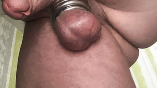 Cockring an den Hoden