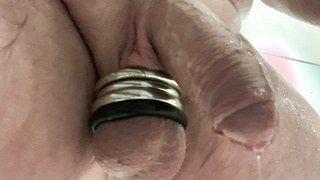 Cockring an den Hoden