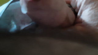 Mal schön ins Höschen der Frau gespritzt