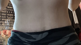 Junge Frau geilt sich auf