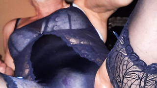 Strapsluder in Strapse und Strümpfe und auch teilweise nackt