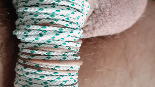 Erst die Eier und dann mal den Penis abgebunden