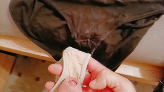 Ich wichse ins Höschen