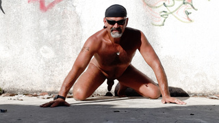 Nackt im Ziegenstall