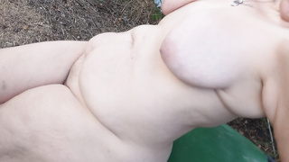 Schwägerin nackt im Garten