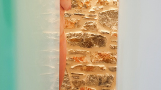 Mein Frauchen im Urlaub unter der Dusche