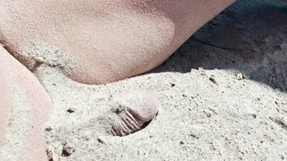 Beim Buddeln am Strand geil geworden