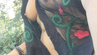 Biene genieße nackt die Natur