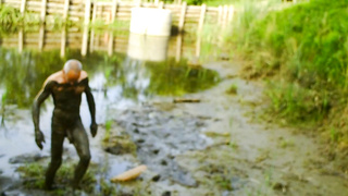 Moormann im nackt im Schlamm