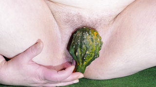 Mit dem Kürbis die Muschi verwöhnt