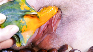 Mit dem Kürbis die Muschi verwöhnt