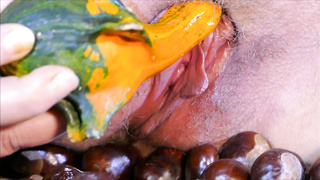 Mit dem Kürbis die Muschi verwöhnt