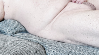 Nackt auf der Couch.