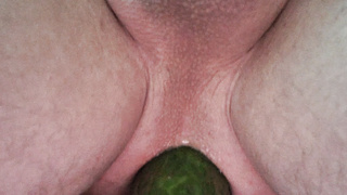 Mit einer Gurke befriedigt.