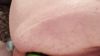 Mit einer Gurke befriedigt.