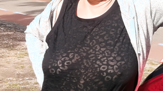 Ohne BH unterwegs