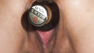 Eine Flasche BECKS Bier in der Muschi