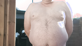 Nackter Mann draußen