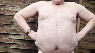 Nackter Mann draußen