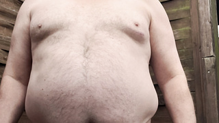 Thomas Junge nackt im Hinterhof