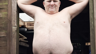 Thomas Junge nackt im Hinterhof