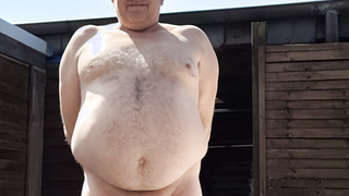 Thomas Junge nackt im Hinterhof