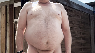 Thomas Junge nackt im Hinterhof
