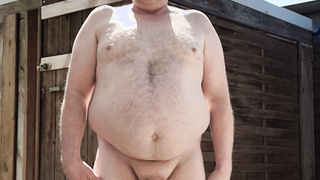 Thomas Junge nackt im Hinterhof