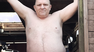 Thomas Junge nackt im Hinterhof