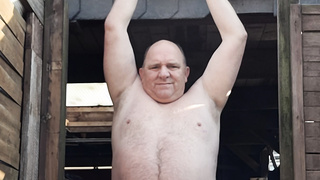 Thomas Junge nackt im Hinterhof