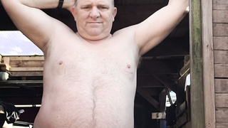 Thomas Junge nackt im Hinterhof