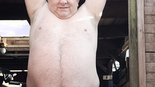 Thomas Junge nackt im Hinterhof