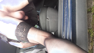 Mal mit Röckchen Auto fahren.