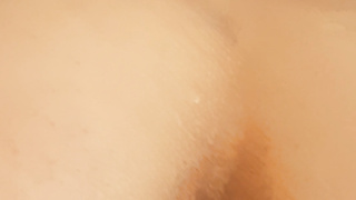 Ein bisschen Öl auf ihren kleinen jungen Arsch