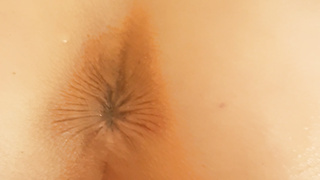 Ein bisschen Öl auf ihren kleinen jungen Arsch