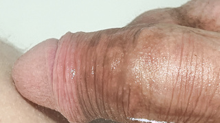 Rasierter Penis in der Wanne