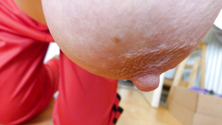 Titten zeigen im Wohnzimmer