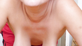 Titten zeigen im Wohnzimmer