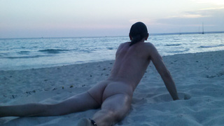 Nacktspazieren im Sand