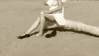 MILF Karen erotisch am Strand