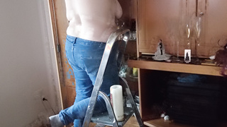 Ehefrau beim Saubermachen